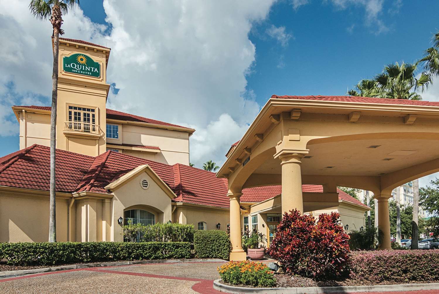 La Quinta Inn & Suites by Wyndham Orlando Airport at Gateway Village