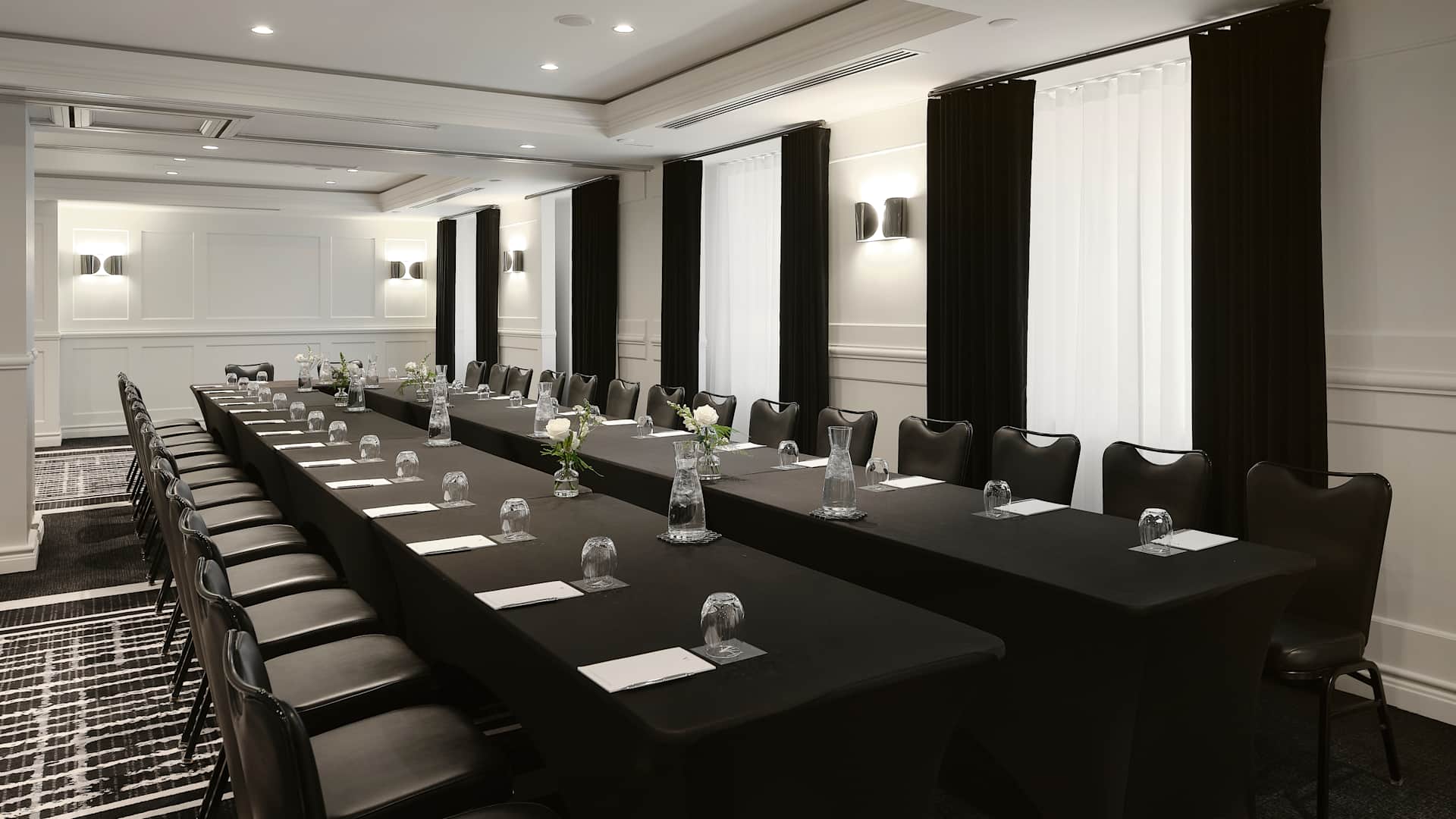 Vogue Hotel Montreal Downtown, Curio Collection by Hilton