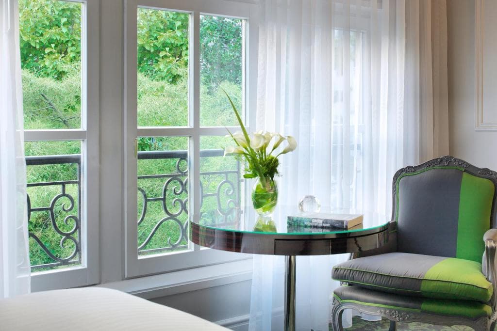 Renaissance Paris Nobel Tour Eiffel